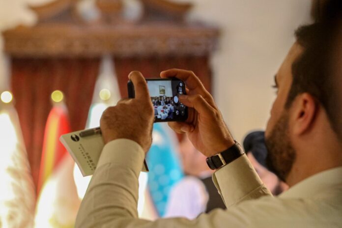 Fotografía de archivo, tomada el 16/06/2026, que muestra a un hombre usando un teléfono móvil en  Kabul, Afganistán.EFE/EPA/SAMIULLAH POPAL
