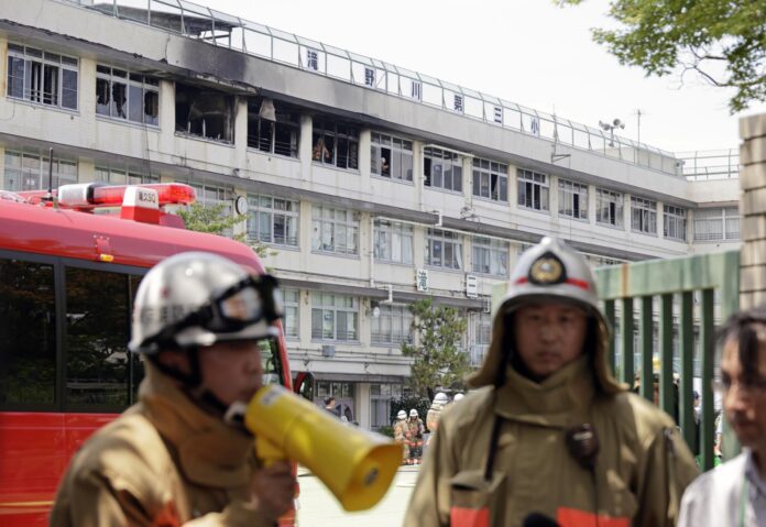 TOKYO (Japan), 19/06/2026.- Bomberos de Tokio atienden un incendio en una escuela de la capital de Japón. EFE/EPA/FRANCK ROBICHON
