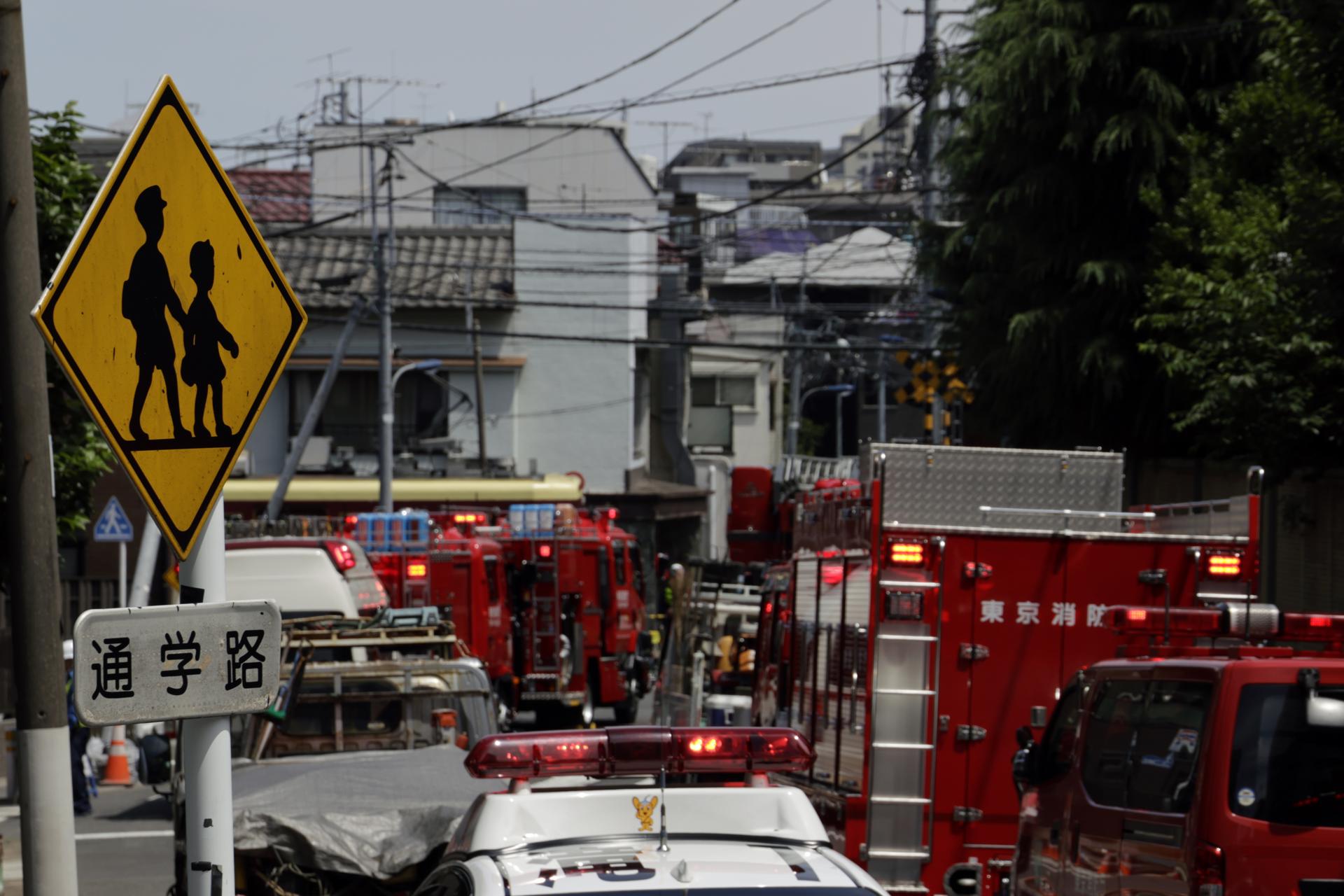 TOKYO (Japan), 19/06/2026.- Bomberos de Tokio atienden un incendio en una escuela de la capital de Japón. EFE/EPA/FRANCK ROBICHON