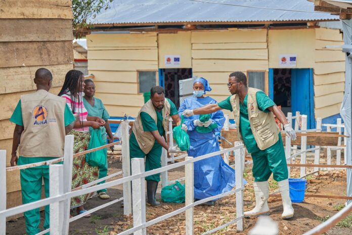 Personal médico en un centro de atención en Rwanpara, en Ituri, República Democrática del Congo, el 16 de junio de 2026. EFE/EPA/DIEUDONNE DIROLE
