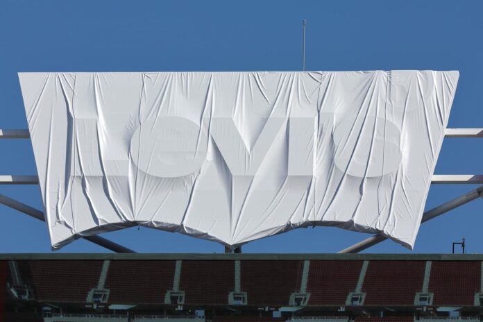 Logo tapado en el Levi's Stadium, renombrado como Francisco Bay Area Stadium durante el Mundial 2026. EFE/EPA/BENJAMIN FANJOY
