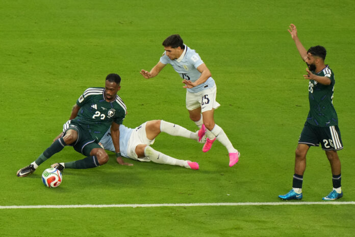Mohamed Kanno (i) de Arabia Saudita disputa el balón con Nicolás De La Cruz (2-i) de Uruguay en el partido del grupo H de la Mundial FIFA 2026 entre Arabia Saudita y Uruguay en el estadio Hard Rock en Miami (EE.UU.). EFE/ Alberto Boal
