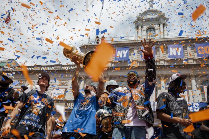 Los jugadores de los New York Knicks celebran el anillo de la NBA, en un desfile por las calles de Nueva York, este jueves 17. EFE/EPA/OLGA FEDOROVA
