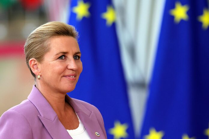 La primera ministra de Dinamarca, Mette Frederiksen, llega a la cumbre del Consejo Europeo en Bruselas, Bélgica, el 18 de junio de 2026. EFE/EPA/OLIVIER MATTHYS
