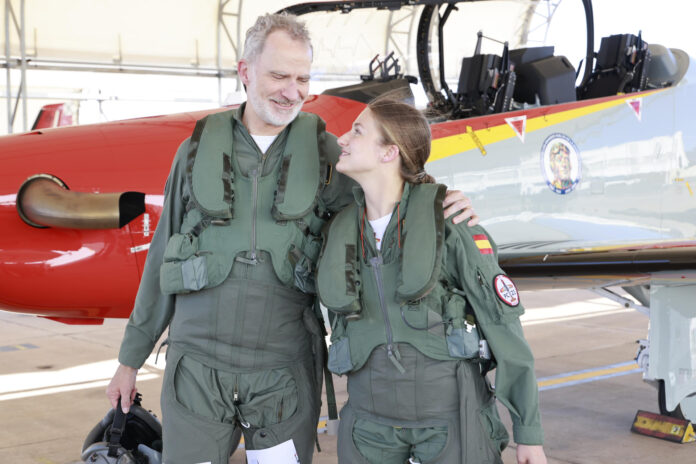 El rey Felipe VI y la princesa Leonor volaron juntos, pilotando cada uno un avión Pilatus PC-21, en la Academia General del Aire y del Espacio de San Javier (Murcia) dentro de la formación militar de la heredera de la Corona.  EFE/ Casa De S.M. El Rey SOLO USO EDITORIAL/SOLO DISPONIBLE PARA ILUSTRAR LA NOTICIA QUE ACOMPAÑA (CRÉDITO OBLIGATORIO)
