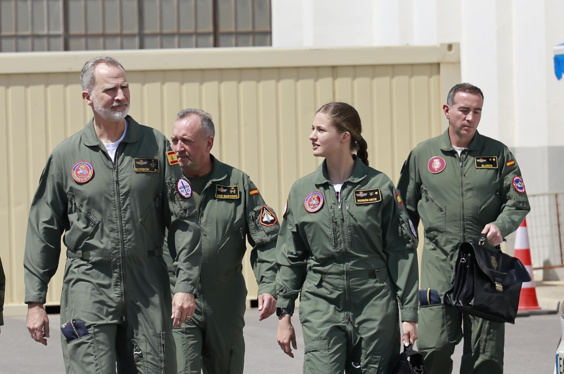 El rey Felipe VI y la princesa Leonor volaron juntos, pilotando cada uno un avión Pilatus PC-21, en la Academia General del Aire y del Espacio de San Javier (Murcia) dentro de la formación militar de la heredera de la Corona. EFE/ Casa De S.M. El Rey SOLO USO EDITORIAL/SOLO DISPONIBLE PARA ILUSTRAR LA NOTICIA QUE ACOMPAÑA (CRÉDITO OBLIGATORIO)