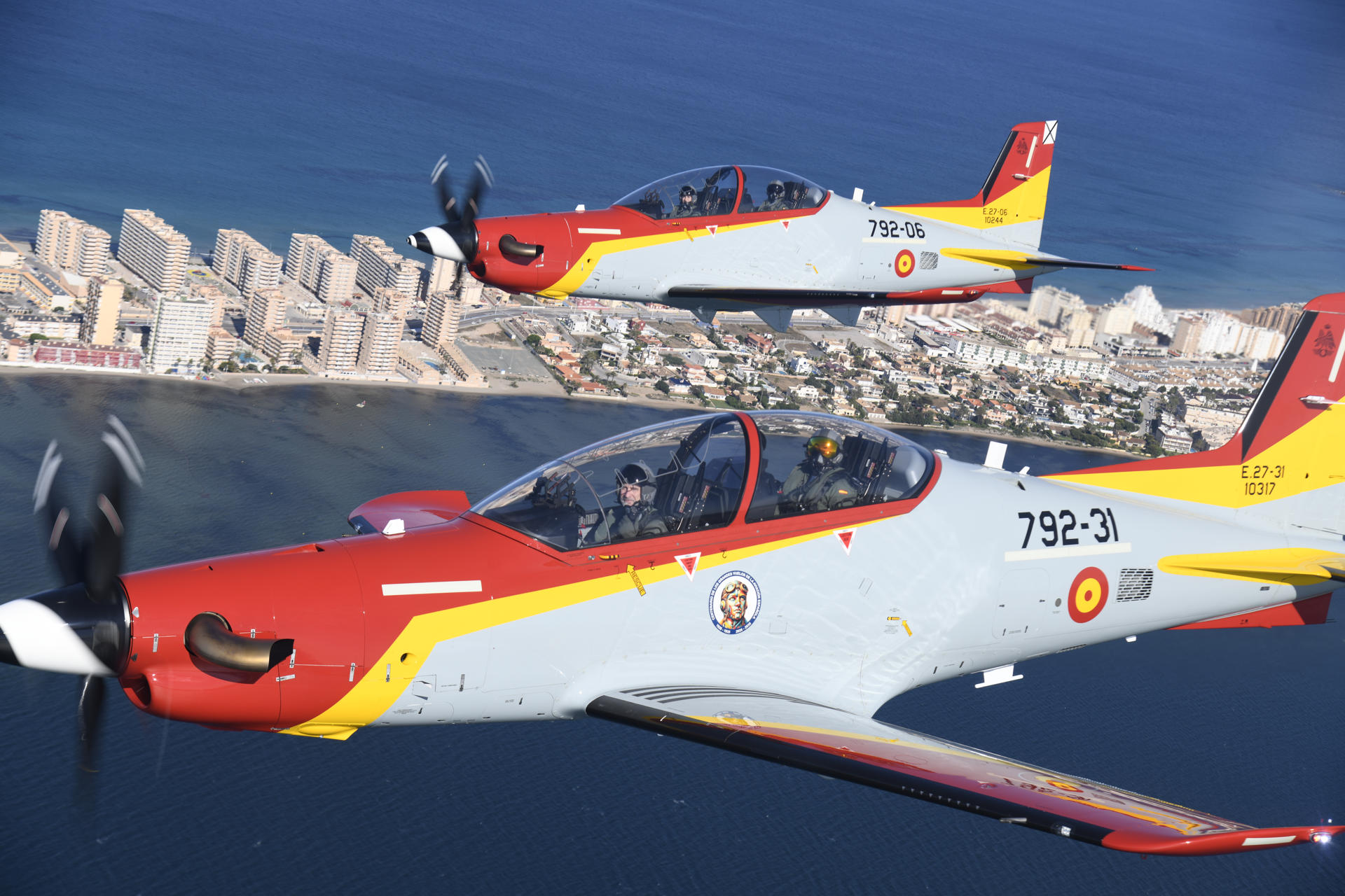 El rey Felipe VI y la princesa Leonor volaron juntos, pilotando cada uno un avión Pilatus PC-21, en la Academia General del Aire y del Espacio de San Javier (Murcia) dentro de la formación militar de la heredera de la Corona. EFE/ Casa De S.M. El Rey SOLO USO EDITORIAL/SOLO DISPONIBLE PARA ILUSTRAR LA NOTICIA QUE ACOMPAÑA (CRÉDITO OBLIGATORIO)