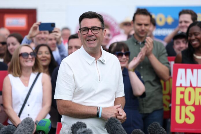 El diputado laborista recién elegido por Makerfield, Andy Burnham, junto a sus seguidores tras ganar las elecciones parciales de Makerfield, en Wigan, Reino Unido, el 19 de junio de 2026. El alcalde de Mánchester superó al candidato de Reform UK al obtener 24.937 votos, casi un 55 % del total. EFE/EPA/ADAM VAUGHAN

