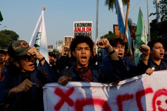 JAKARTA (Indonesia), 19/06/2026.- Jóvenes participan en una protesta convocada por organizaciones estudiantiles contra el Gobierno de Prabowo Subianto en Yakarta, Indonesia. EFE/EPA/MAST IRHAM
