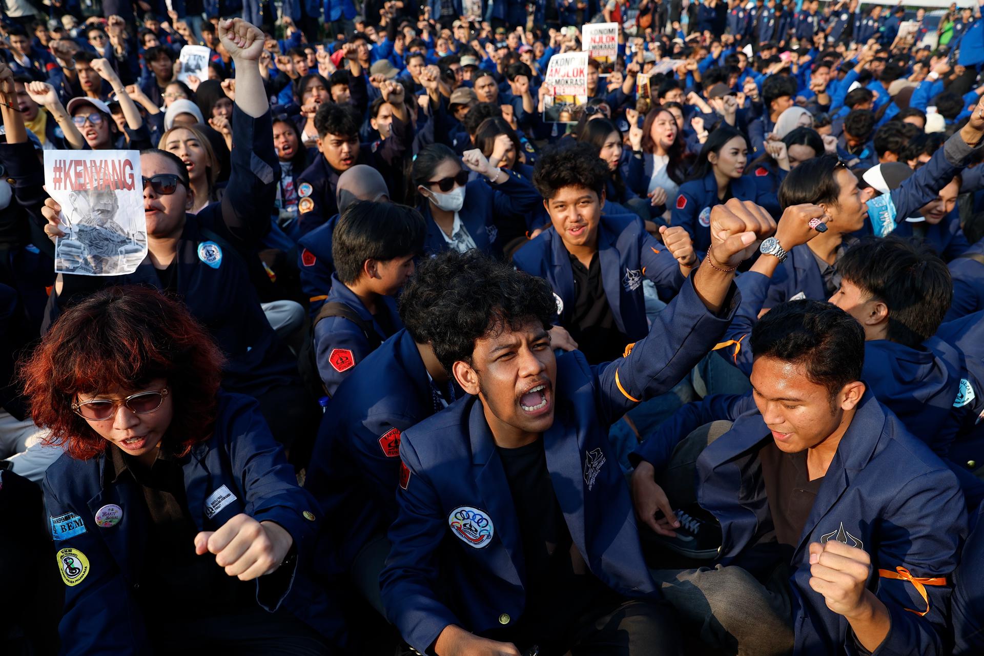 JAKARTA (Indonesia), 19/06/2026.- Jóvenes participan en una protesta convocada por organizaciones estudiantiles contra el Gobierno de Prabowo Subianto en Yakarta, Indonesia. EFE/EPA/MAST IRHAM