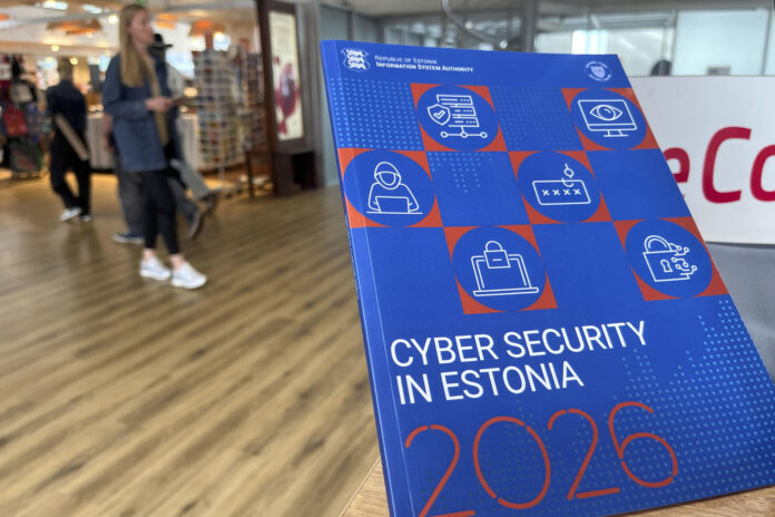 Una copia del último informe sobre ciberseguridad en Estonia elaborado por Autoridad de Sistemas de Información (RIA). Los ciudadanos de Estonia muestran en las calles de Tallin, su capital, confianza en los esfuerzos de su país para plantar cara a la amenaza híbrida de Rusia, aunque reconocen algunas inquietudes por la ingente cantidad de ataques cibernéticos que acompañan al hostil comportamiento de Moscú. EFE/ Salvador Martínez Mas
