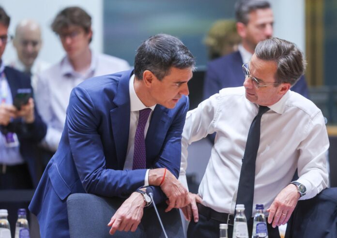 El presidente del Gobierno de España, Pedro Sánchez (izq.), y el primer ministro de Suecia, Ulf Kristersson, asisten a una cumbre del Consejo Europeo en Bruselas, Bélgica, el 19 de junio de 2026. Los jefes de Estado y de Gobierno de la Unión Europea se reúnen para debatir el próximo presupuesto plurianual de la UE para 2028–2034, la competitividad, la financiación de la defensa, la migración y la situación en Oriente Medio. (Bélgica, España, Bruselas) EFE/EPA/OLIVIER HOSLET
