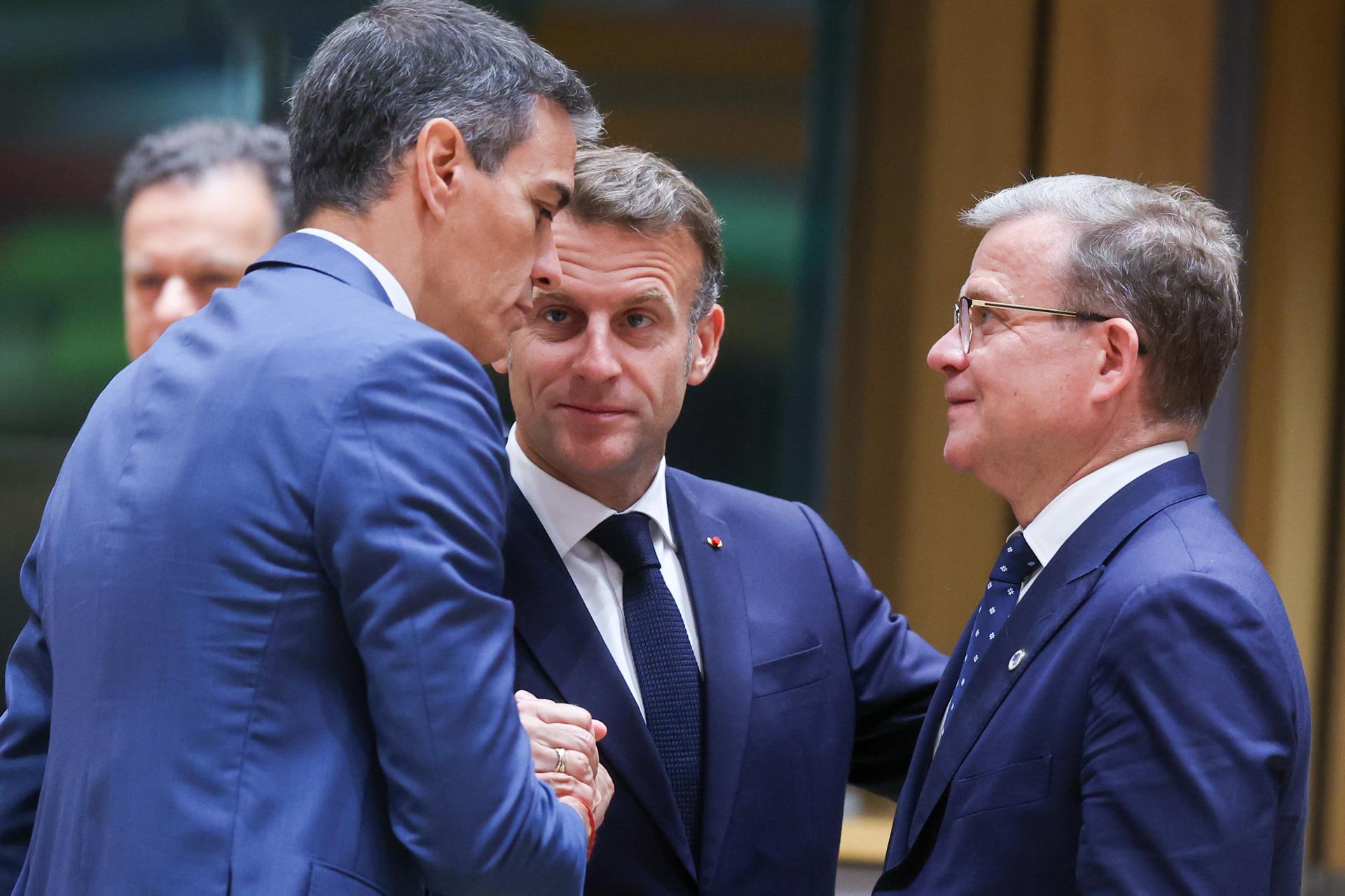 De izda. a dcha., el presidente del Gobierno de España, Pedro Sánchez, el presidente de Francia, Emmanuel Macron, y el primer ministro de Finlandia, Petteri Orpo, asisten a una cumbre del Consejo Europeo en Bruselas, Bélgica, este viernes 19 de junio de 2026. Los jefes de Estado y de Gobierno de la Unión Europea se reúnen para debatir el próximo presupuesto a largo plazo de la Unión Europea para 2028-2034, la competitividad, el financiamiento de la defensa, la migración y la situación en Oriente Medio. (Bélgica, Finlandia, España, Bruselas) EFE/EPA/OLIVIER HOSLET
