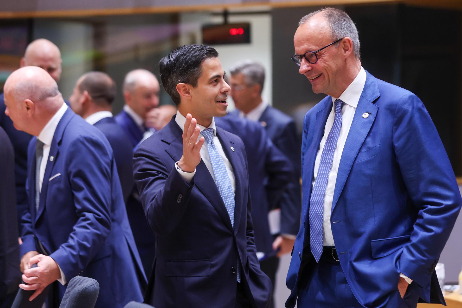 El primer ministro neerlandés, Rob Jetten (C), y el canciller alemán Friedrich Merz (D), asisten a una cumbre del Consejo Europeo en Bruselas, Bélgica, el 19 de junio de 2026. Los jefes de Estado y de Gobierno de la Unión Europea se reúnen para debatir el próximo presupuesto plurianual de la UE para 2028–2034, la competitividad, la financiación de la defensa, la migración y la situación en Oriente Medio. (Bélgica, Alemania, Bruselas) EFE/EPA/OLIVIER HOSLET
