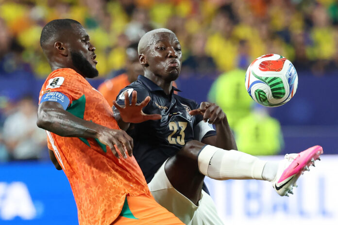 Franck Kessié (I) de Costa de Marfil disputa el balón con Moisés Caicedo de Ecuador durante un partido del Grupo E en la Copa Mundial de la FIFA 2026 entre Costa de Marfil y Ecuador en el Lincoln Financial Field de Filadelfia, Estados Unidos. EFE/Sebastião Moreira
