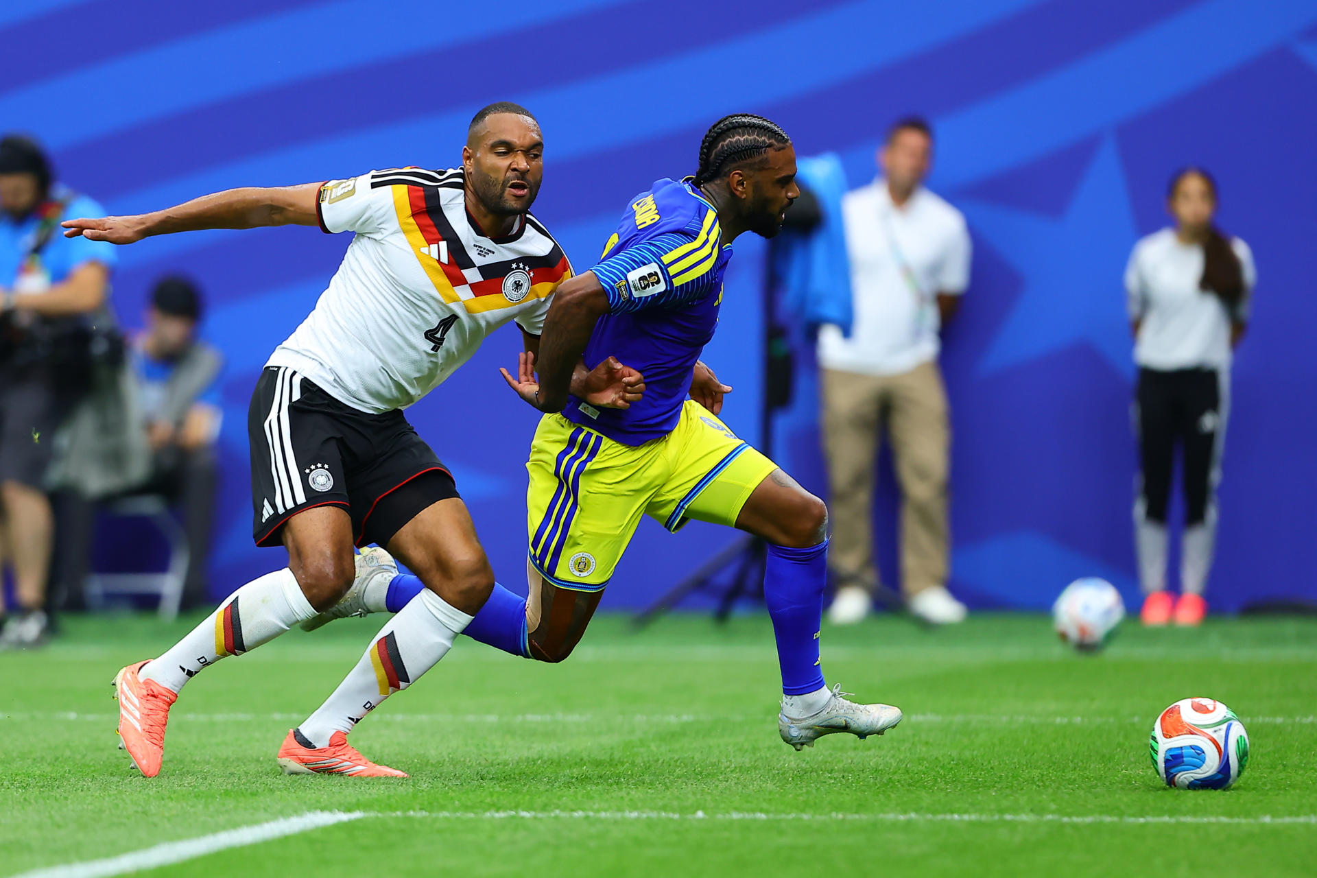Jonathan Tah de Alemania (I) disputa el balón contra Jürgen Locadia de Curazao durante el partido de la Copa Mundial de la FIFA entre Alemania y Curazao en el estadio NRG de Houston (Texas), Estados Unidos. EFE/ Carlos Ramírez