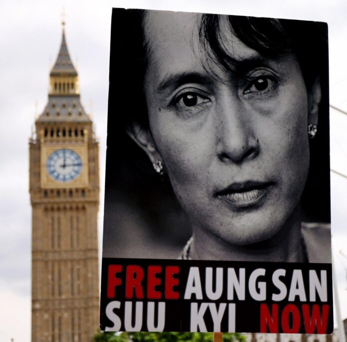 Fotografía de archivo, tomada el 08/08/2025, que muestra un cartel con la cara de la premio nobel de la paz de Birmania (Myanmar) Aung San Suu Kyi en Londres, Inglaterra. EFE/EPA/ANDY RAIN

