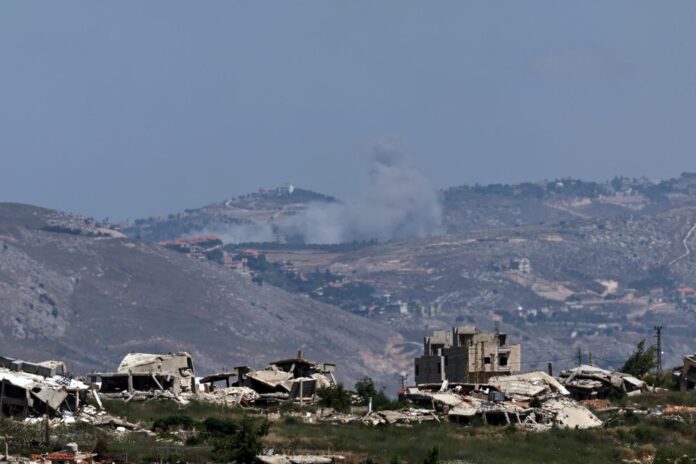 El humo se eleva tras un ataque aéreo israelí en el sur del Líbano, visto desde el lado israelí de la frontera en la Alta Galilea, en el norte de Israel, el 19 de junio de 2026.  EFE/EPA/ATEF SAFADI
