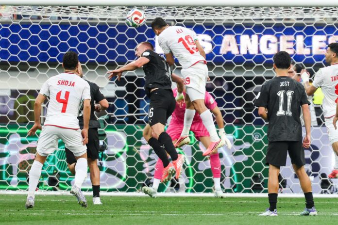 El defensa de Irán, Ali Nemati (C), intenta marcar en la primera parte durante el partido de la fase de grupos de la Copa Mundial de la FIFA 2026 entre Irán y Nueva Zelanda, en Los Ángeles, EE.UU. EFE/EPA/CHRIS TORRES
 
//////////
 
LOS ANGELES (United States), 16/06/2026.- Iran defender Ali Nemati (C) goes for goal in the first half during the FIFA World Cup 2026 group stage match Iran against New Zealand, in Los Angeles, USA, 15 June 2026. (Nueva Zelanda) EFE/EPA/CHRIS TORRES
