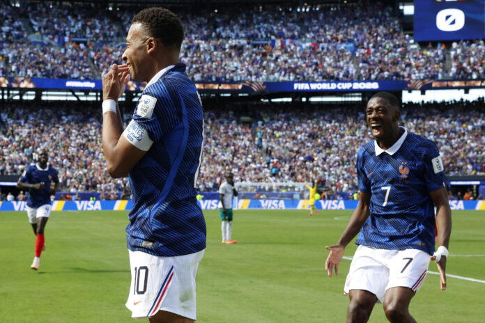 Dembele celebra el gol del 1-0 a Senegal junto a Mbappé. EFE/ Sebastiao Moreira
