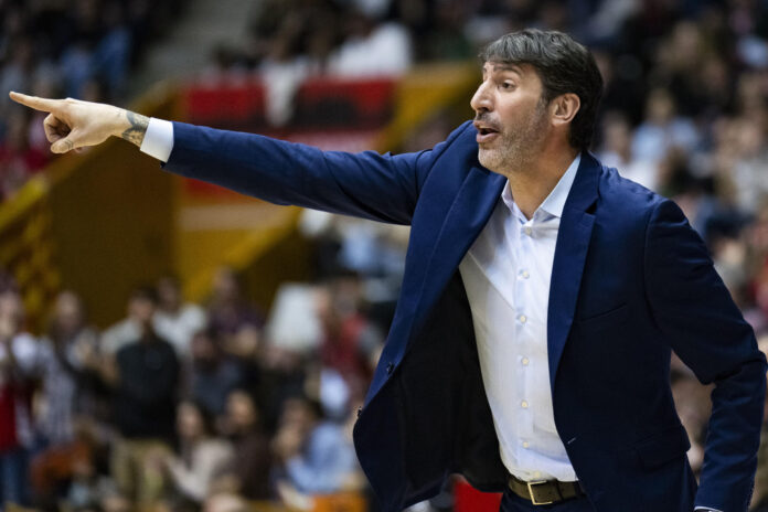 El entrenador español Álex Mumbrú, nuevo técnico del Virtus Bolonia, en una imagen de archivo. EFE/Siu Wu

