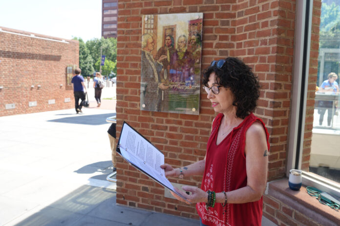 Fotografía del 8 de junio de 2026 de Heidi, quien hace parte de un grupo de voluntarios que ofrece información sobre las personas esclavizadas en la antigua residencia presidencial de George Washington, en Filadelfia (Estados Unidos). 