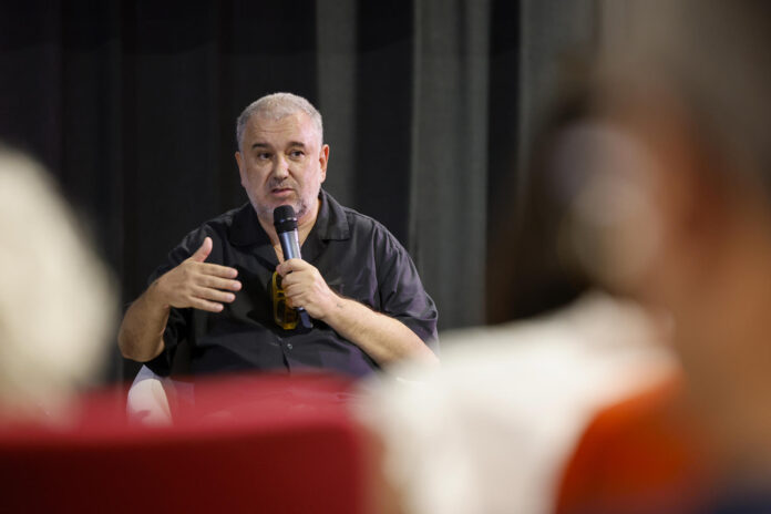 El director y guionista Félix Sabroso ofrece una rueda de prensa previa a la gala de inauguración del festival Cinema Jove, donde recibirá el premio Luna de València por su trayectoria. EFE/Ana Escobar
