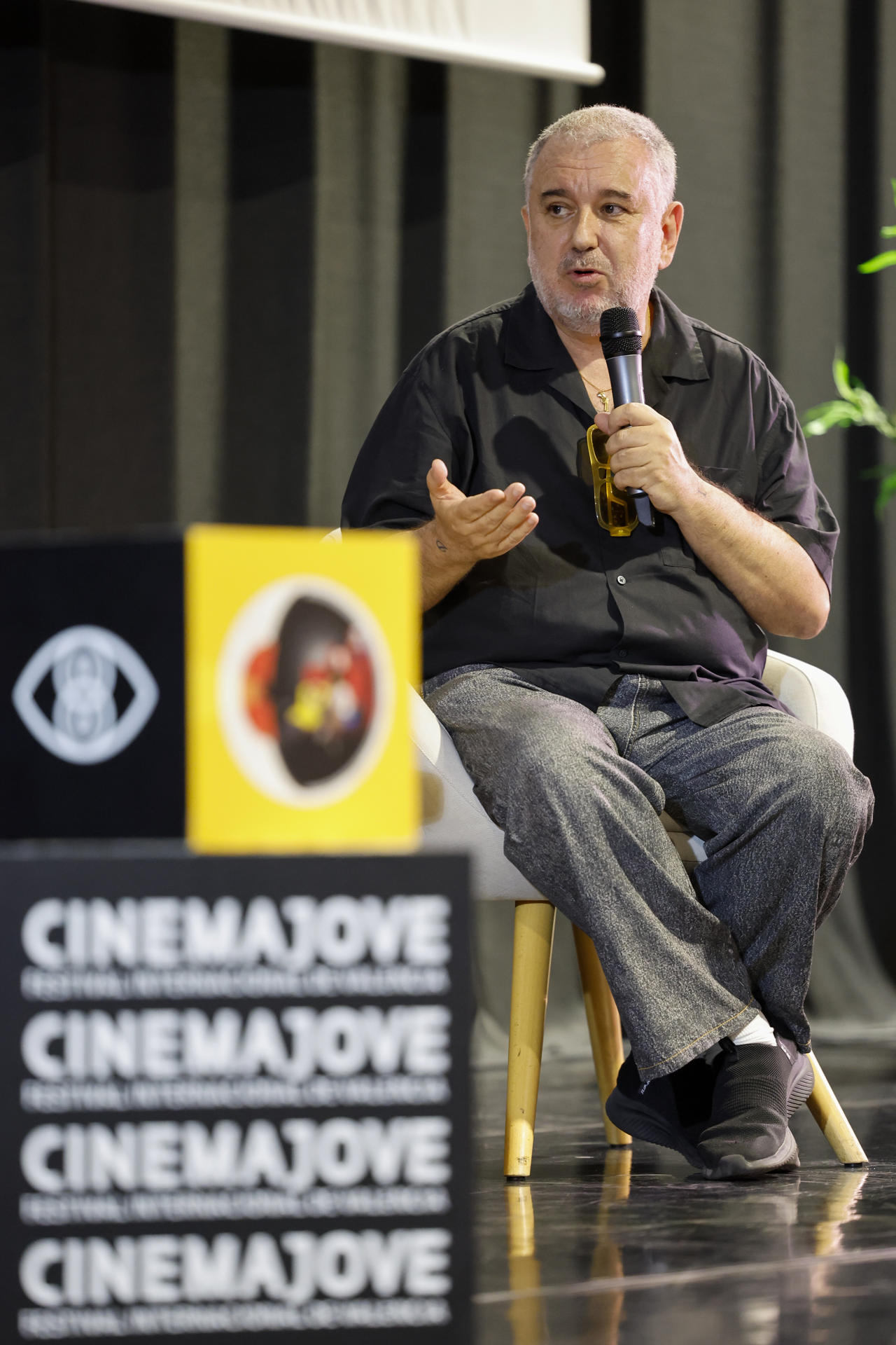 El director y guionista Félix Sabroso ofrece una rueda de prensa previa a la gala de inauguración del festival Cinema Jove, donde recibirá el premio Luna de València por su trayectoria. EFE/Ana Escobar
