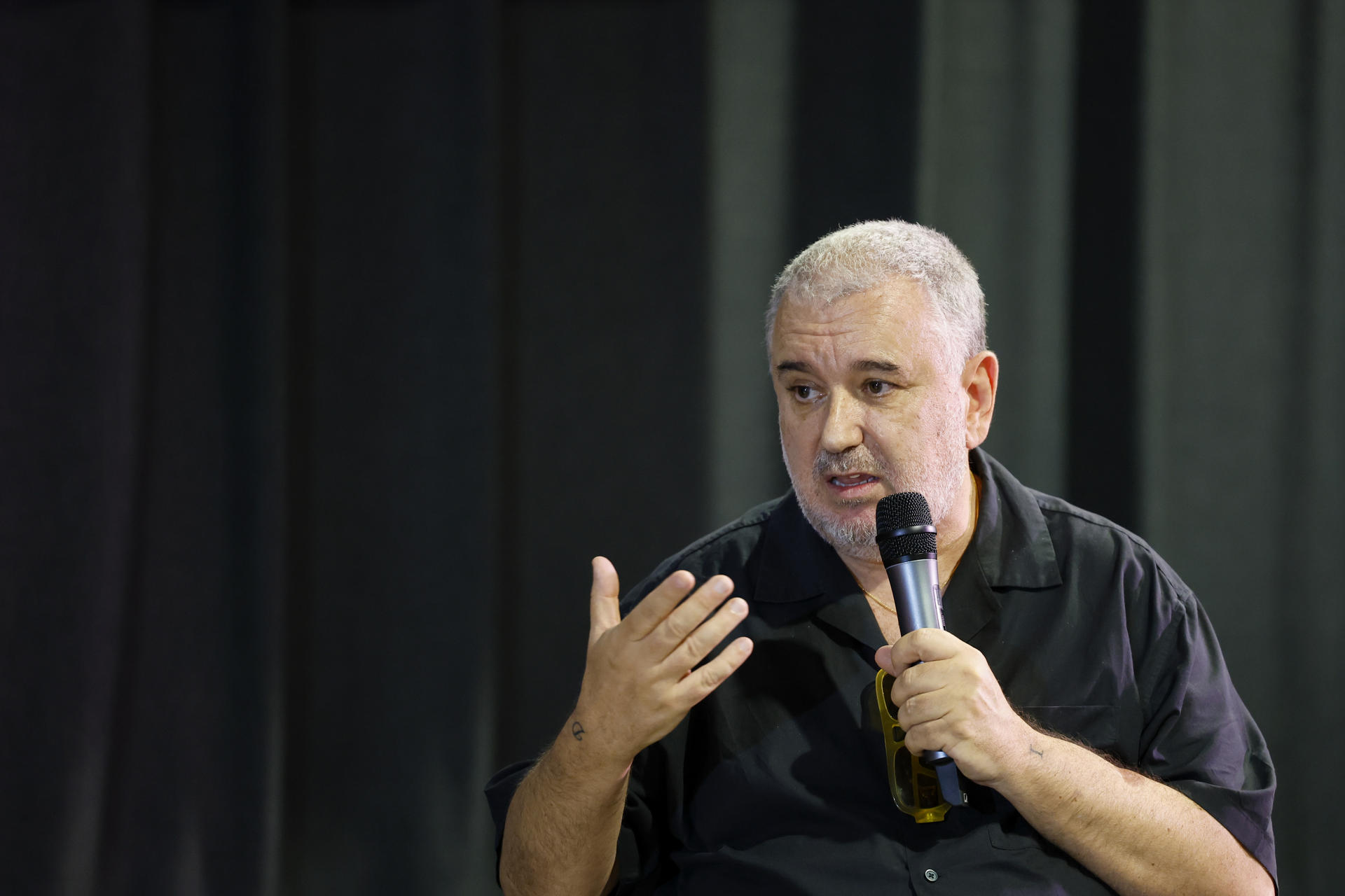 El director y guionista Félix Sabroso ofrece una rueda de prensa previa a la gala de inauguración del festival Cinema Jove, donde recibirá el premio Luna de València por su trayectoria. EFE/Ana Escobar
