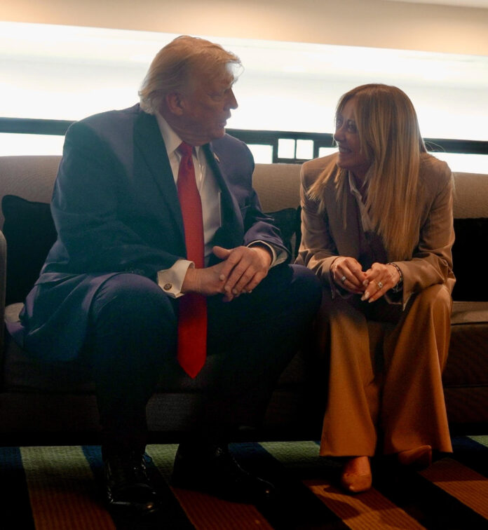 La primera ministra de Italia, Giorgia Meloni, se reúne con el presidente de Estados Unidos, Donald Trump, en el marco de la Cumbre del G7. EFE/ Palazzo Chigi SOLO USO EDITORIAL SOLO DISPONIBLE PARA ILUSTRAR LA NOTICIA QUE ACOMPAÑA (CRÉDITO OBLIGATORIO)
