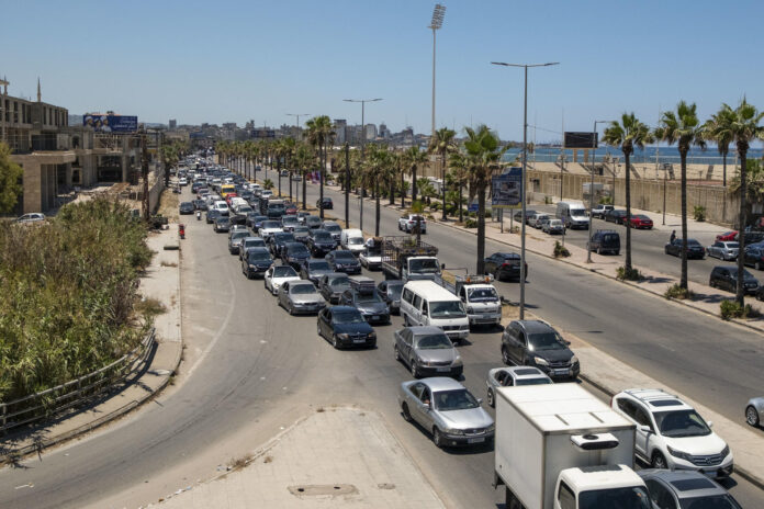Centenares de vehículos colapsan este viernes la carretera que une la ciudad meridional de Sidón con Beirut, después de los intensos ataques israelíes efectuados a lo largo de esta noche contra diferentes localidades en el sur del Líbano, vulnerando el acuerdo de cese de hostilidades firmado la noche del miércoles entre Estados Unidos e Israel. EFE/ Edgar Gutierrez
