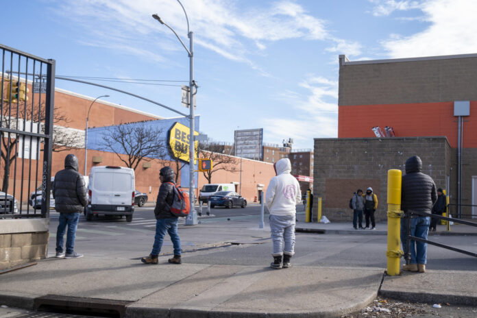 Inmigrantes esperan para conseguir un trabajo en Queens Nueva York (Estados Unidos). EFE/ Angel Colmenares
