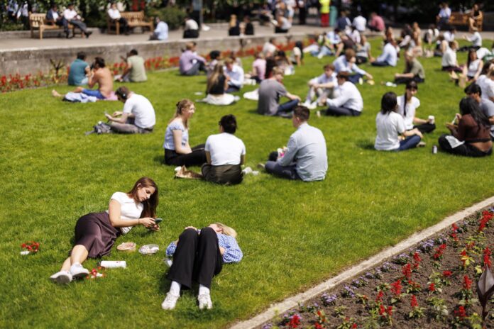 La gente se relaja y disfruta del calor cerca de San Pablo, Londres. EFE/EPA/TOLGA AKMEN
