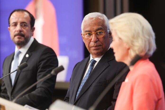 (L-R) El presidente chipriota Nikos Christodoulides, el presidente del Consejo Europeo, Antonio Costa, y la presidenta de la Comisión Europea, Ursula von der Leyen, asisten a una rueda de prensa en la cumbre del Consejo Europeo en Bruselas, Bélgica, el 19 de junio de 2026. Los jefes de Estado y de Gobierno de la UE se reúnen para debatir el próximo presupuesto a largo plazo de la Unión Europea para 2028–2034, la competitividad, la financiación de la defensa, la migración y la situación en Oriente Medio. (Bélgica, Bruselas) EFE/EPA/OLIVIER HOSLET
