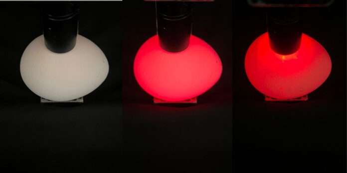 A la izquierda un huevo blanco bajo la luz ambiental; en el centro el mismo huevo tras retirar su contenido; y a la derecha muestra un huevo intacto de cáscara blanca (con yema). Crédito: Vamshi Damagatla/Politecnico di Milano
