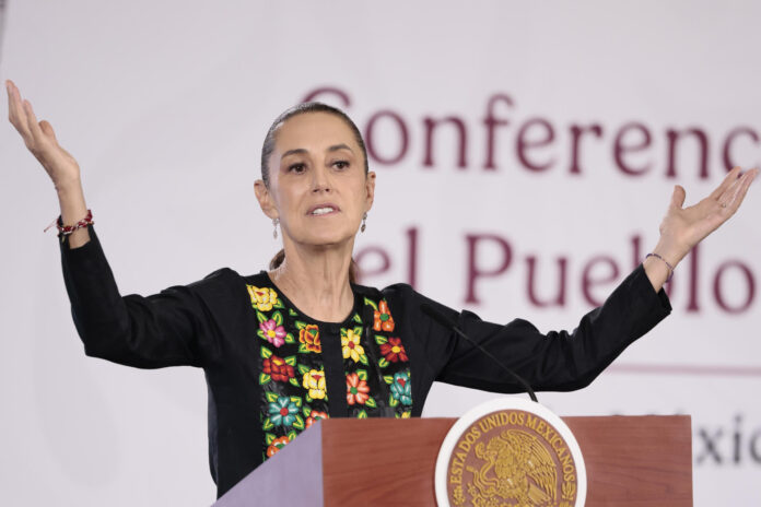 La presidenta de México, Claudia Sheinbaum, habla en una rueda de prensa este viernes, en el Palacio Nacional de Ciudad de México (México). EFE/José Méndez
