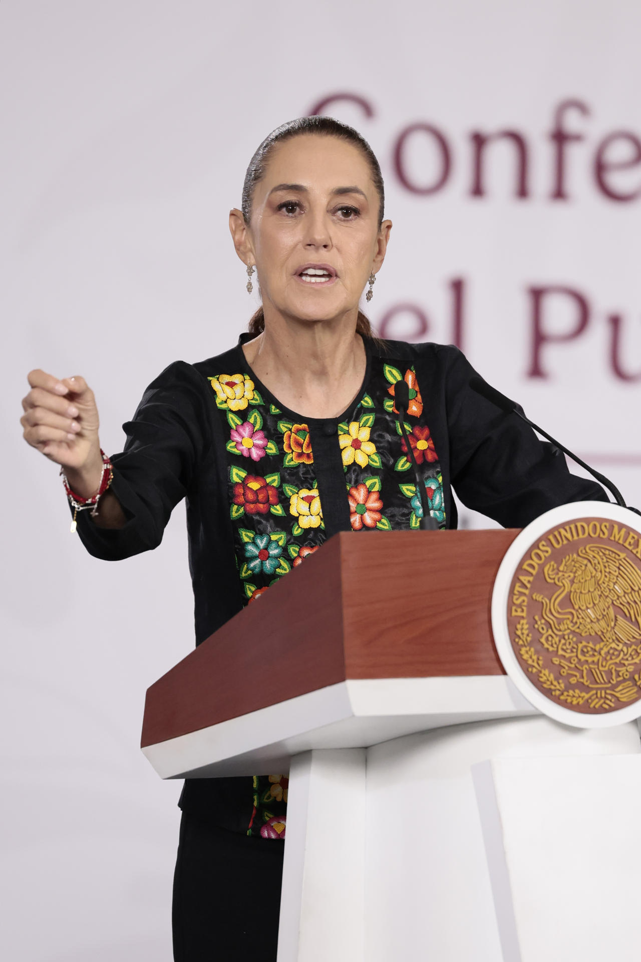 La presidenta de México, Claudia Sheinbaum, habla en una rueda de prensa este viernes, en el Palacio Nacional de Ciudad de México (México). EFE/José Méndez
