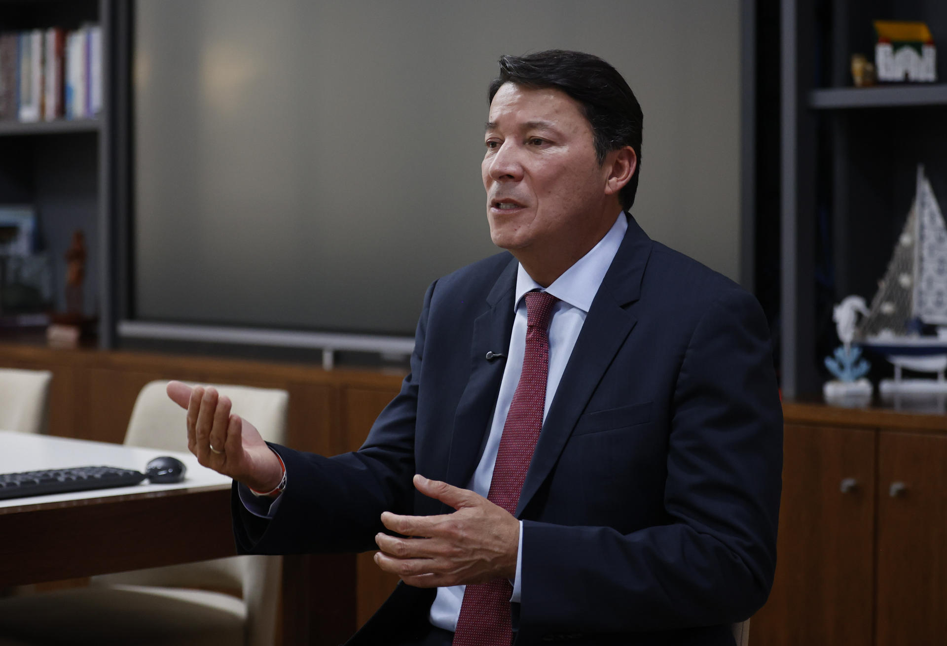 El registrador Nacional del Estado Civil, Hernán Penagos, habla durante una entrevista con EFE este martes, en Bogotá (Colombia). EFE/ Mauricio Dueñas Castañeda