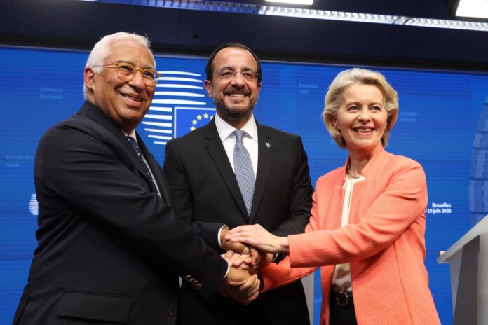 (De izda. a dcha.) El presidente del Consejo Europeo, Antonio Costa, el presidente de Chipre, Nikos Christodoulides, y la presidenta de la Comisión Europea, Ursula von der Leyen, en una rueda de prensa al término de la cumbre del Consejo Europeo en Bruselas, Bélgica, 19 de junio de 2026.EFE/EPA/OLIVIER HOSLET
