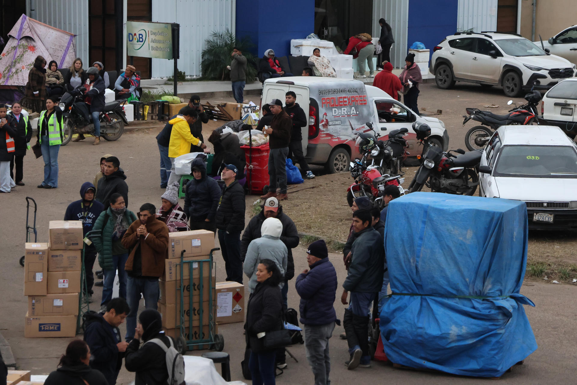 Transportistas y productores bloquean ingresos de carga al Aeropuerto Internacional de Viru Viru para exigir al Gobierno de Rodrigo Paz que garantice el libre tránsito, tras más de un mes y medio de bloqueos de carreteras este viernes, en Santa Cruz (Bolivia). EFE/ Juan Carlos Torrejon
