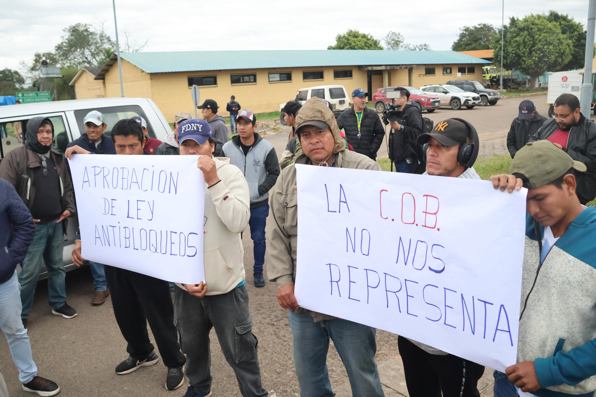 Transportistas y productores se manifiestan frente al Aeropuerto Internacional de Viru Viru para exigir al Gobierno de Rodrigo Paz que garantice el libre tránsito, tras más de un mes y medio de bloqueos de carreteras este viernes, en Santa Cruz (Bolivia). EFE/ Juan Carlos Torrejon
