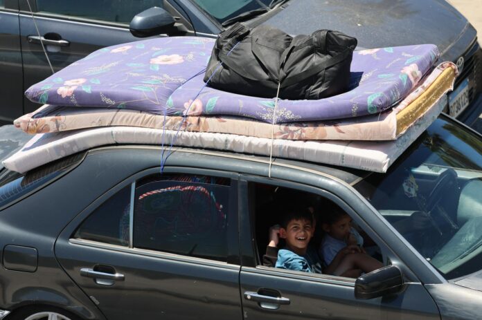 Libaneses con sus pertenencias huyen por la carretera de Sidón hacia Beirut tras los bombardeos israelíes que afectaron a pueblos del sur del Líbano, el 19 de junio de 2026. Según el Ministerio de Salud libanés, a fecha del 19 de junio, los ataques israelíes en todo el Líbano han causado más de 3.930 muertos y más de 11.900 heridos desde que el 2 de marzo de 2026 se reanudaron las hostilidades entre Israel y Hezbolá. (Líbano, Hizbulá/Hezbolá) EFE/EPA/WAEL HAMZEH

