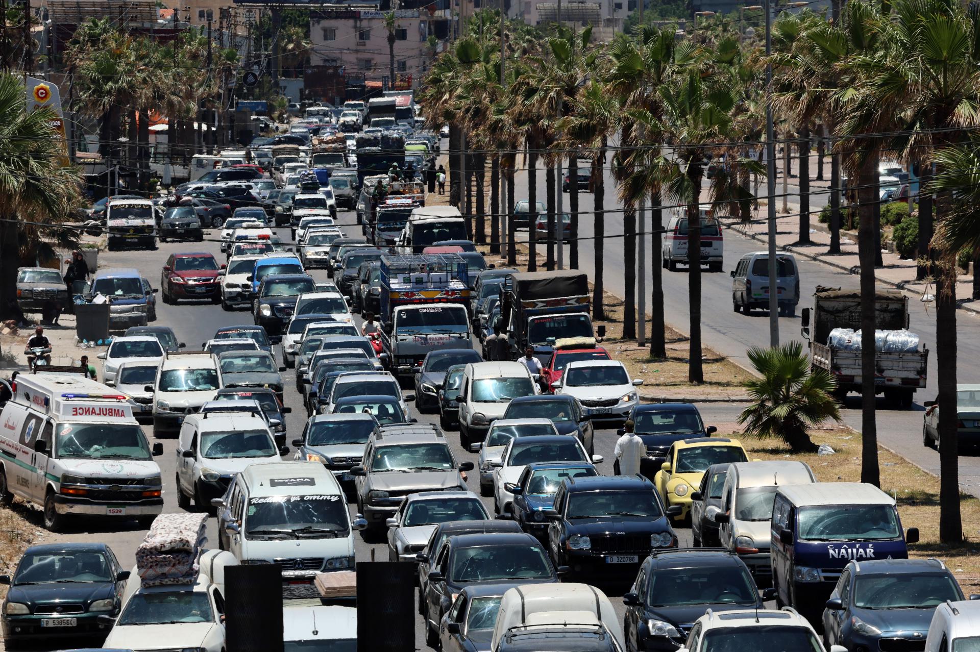 - Líbanos con sus pertenencias huyen por la autopista de Sidón hacia Beirut tras los bombardeos israelíes que apuntaron a poblaciones del sur de Líbano, 19 de junio de 2026. Según el Ministerio de Salud de Líbano, a fecha de 19 de junio, los ataques israelíes en todo el país han causado más de 3.930 muertos y más de 11.900 heridos desde que se reanudaron las hostilidades entre Israel y Hezbolá el 2 de marzo de 2026. (Líbano, Hezbolá) EFE/EPA/WAEL HAMZEH