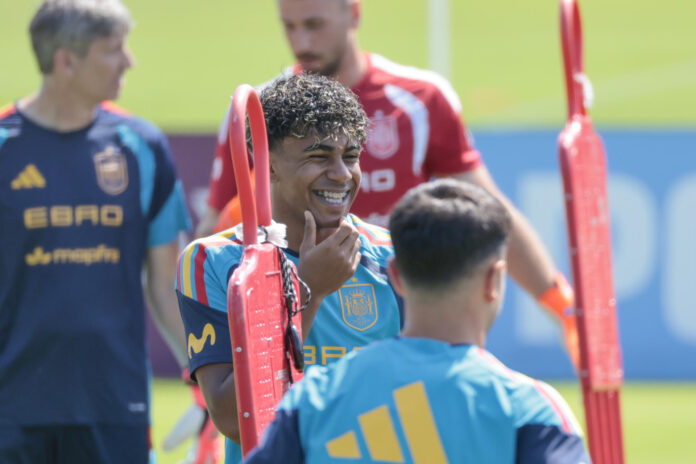 El delantero de la selección española Lamine Yamal participa en el entrenamiento del equipo este viernes en Chattanooga (Tennessee). EFE/Lavandeira jr
