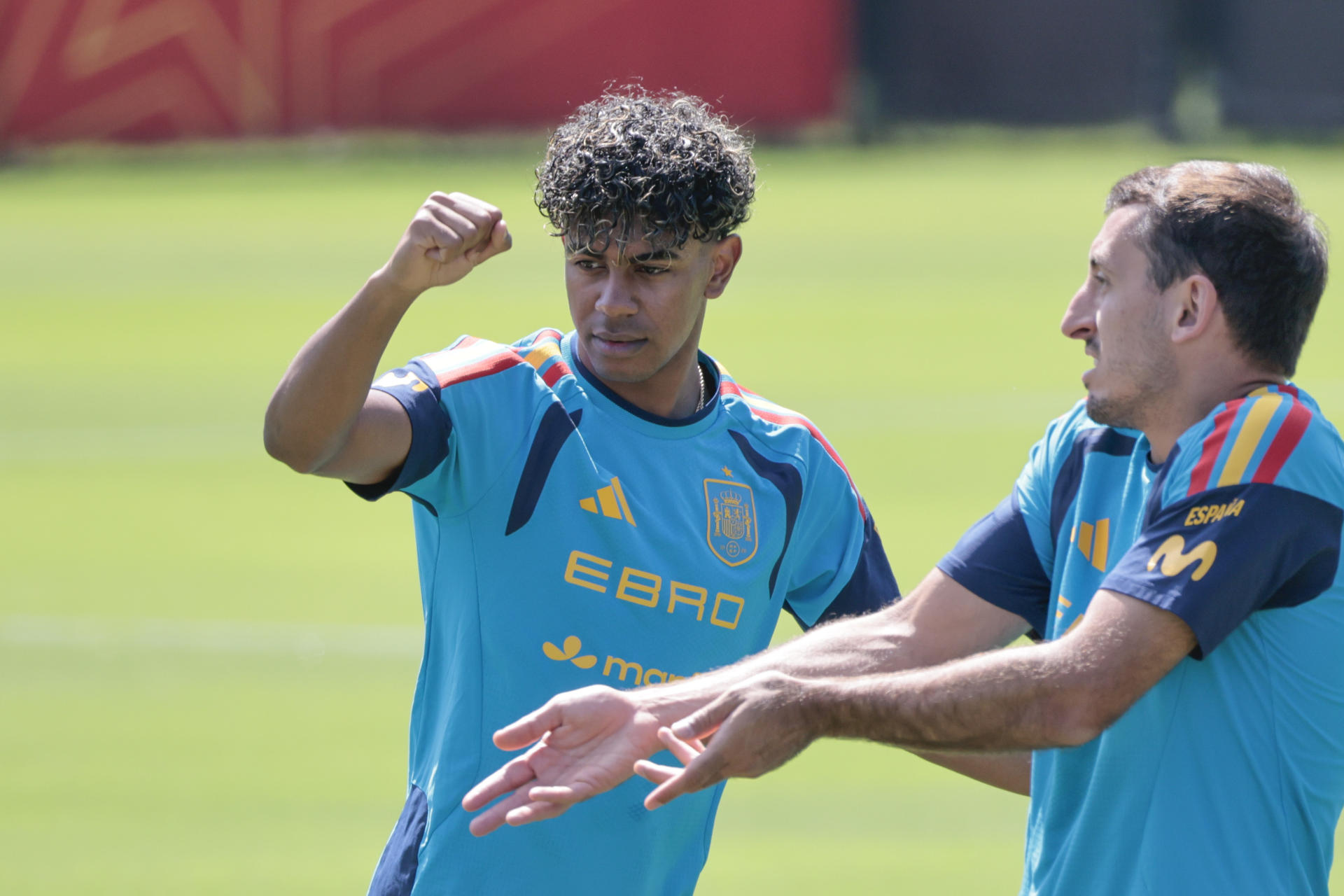 Los delanteros de la selección española Lamine Yamal y Mikel Oyarzabal participan en el entrenamiento del equipo este viernes en Chattanooga (Tennessee). EFE/Lavandeira jr