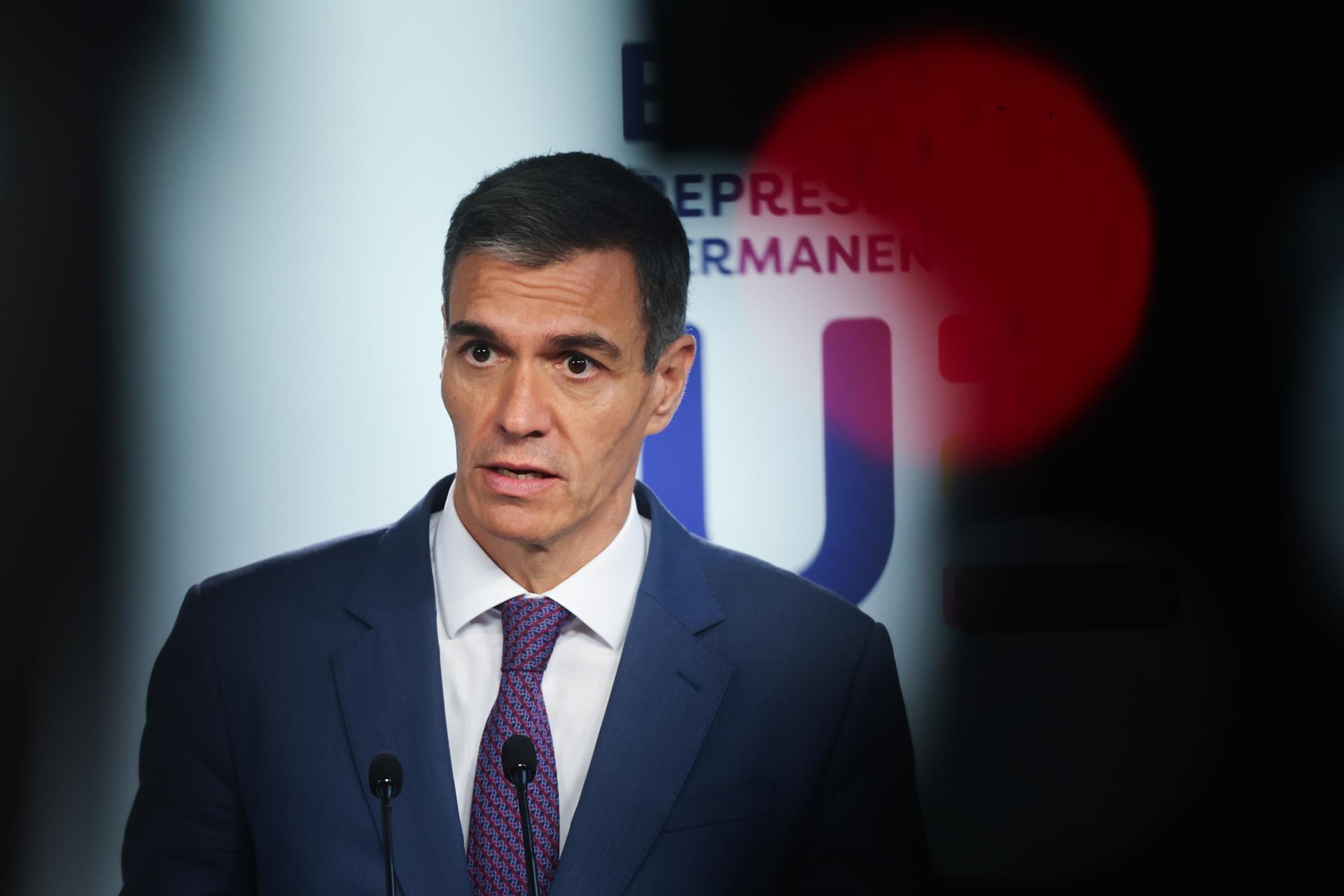 El presidente del Gobierno español, Pedro Sánchez, habla en una rueda de prensa durante la cumbre del Consejo Europeo en Bruselas, Bélgica, el 19 de junio de 2026. Los jefes de Estado y de Gobierno de la UE se reúnen para debatir el próximo presupuesto plurianual de la Unión Europea para 2028–2034, la competitividad, la financiación de la defensa, la migración y la situación en Oriente Medio. (Bélgica, Bruselas) EFE/EPA/OLIVIER HOSLET
