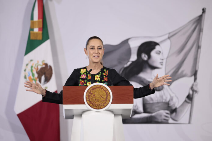 La presidenta de México, Claudia Sheinbaum, habla durante una rueda de prensa este viernes, en el Palacio Nacional de Ciudad de México (México). EFE/José Méndez
