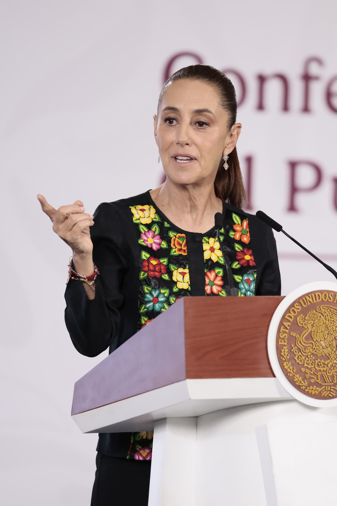 La presidenta de México, Claudia Sheinbaum, habla durante una rueda de prensa este viernes, en el Palacio Nacional de Ciudad de México (México). EFE/José Méndez
