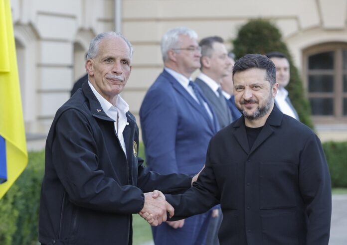 .- El presidente ucraniano Volodímir Zelenski (D) da la bienvenida al presidente hondureño Nasry Asfura (I) antes de su reunión en Kiev, Ucrania, 19 de junio de 2026. Nasry Asfura llegó a Kiev para reunirse con altos funcionarios ucranianos en medio de la invasión rusa en curso. (Ucrania, Kiev) EFE/EPA/SERGEY DOLZHENKO
