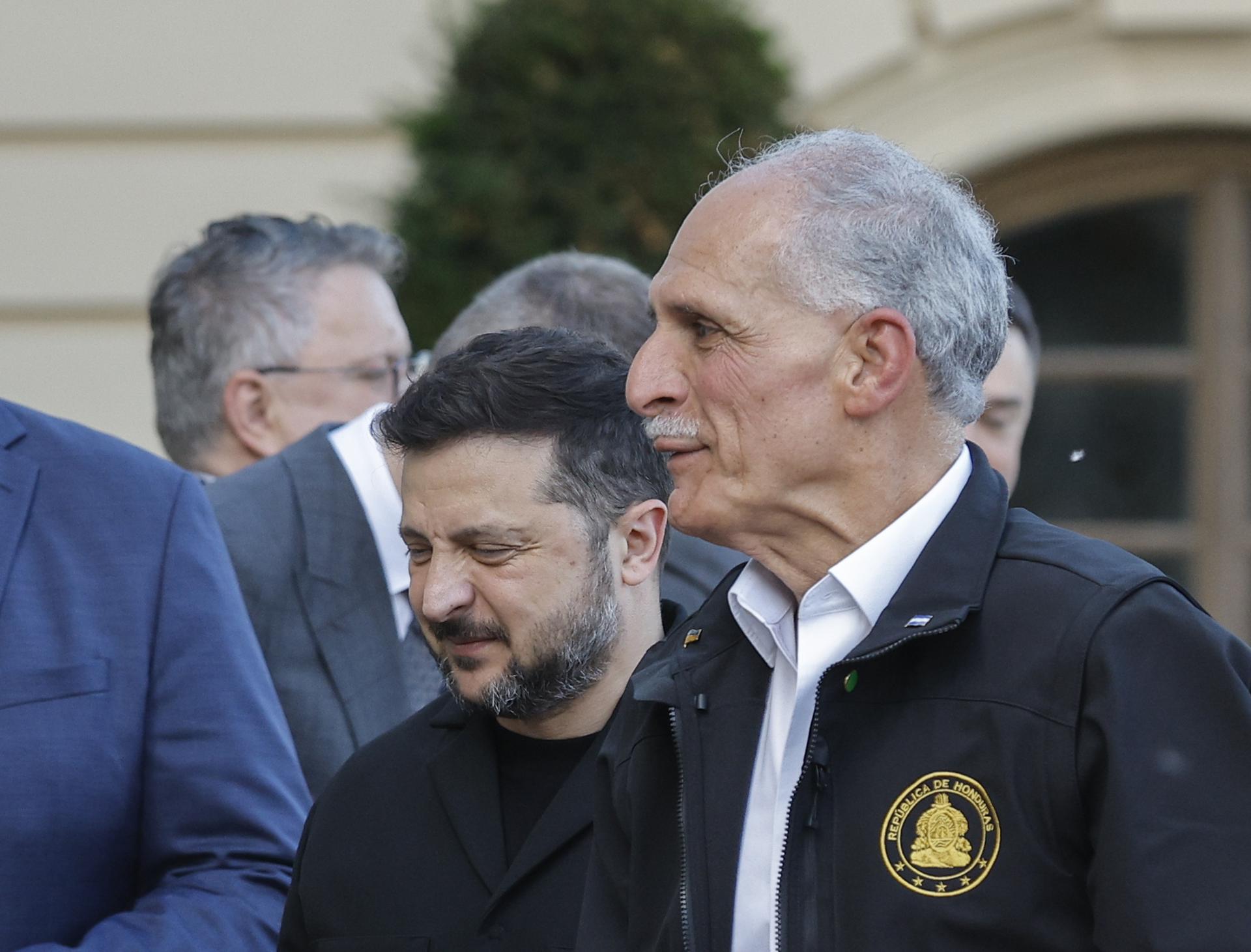 - El presidente ucraniano Volodímir Zelenski (izquierda) da la bienvenida al presidente hondureño Nasry Asfura (derecha) antes de su reunión en Kiev, Ucrania, el 19 de junio de 2026. Nasry Asfura llegó a Kiev para reunirse con altos funcionarios ucranianos en medio de la invasión rusa en curso. (Ucrania, Kiev) EFE/EPA/SERGEY DOLZHENKO